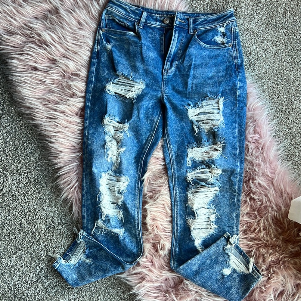 Women’s American eagle distressed mom jean. Size 6 reg.